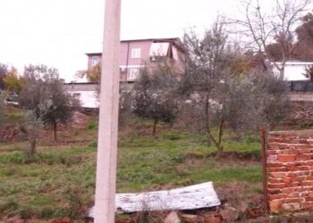 “Jemi policë”/ Nga kamuflimi me uniformë, te terrori ndaj dy të moshuarve, si u tentua të grabitej banesa në Prush. Autorët u arratisën drejt…