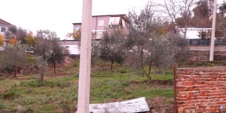 “Jemi policë”/ Nga kamuflimi me uniformë, te terrori ndaj dy të moshuarve, si u tentua të grabitej banesa në Prush. Autorët u arratisën drejt…