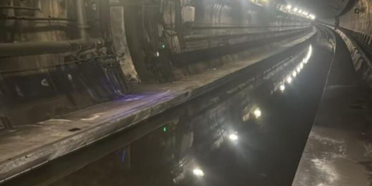 Moti i keq godet Britaninë, pas përmbytjes së tunelit anulohen lëvizjet e trenave nga Londra