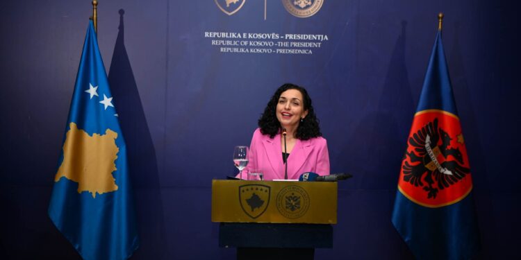 “Kjo Barbie është presidentja”- Deklarata e Vjosa Osmanit bën xhiron e rrjetit, salla shpërthen në duartrokitje dhe brohoritma