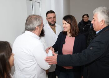 Koçiu: Shërbime cilësore për qytetarët dhe mijëra turistë në Spitalin e Sarandës, vijojmë me rritjen e pagave për mjekët dhe infermierët në 2024-ën