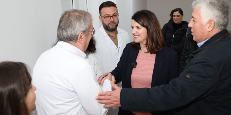 Koçiu: Shërbime cilësore për qytetarët dhe mijëra turistë në Spitalin e Sarandës, vijojmë me rritjen e pagave për mjekët dhe infermierët në 2024-ën