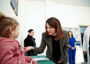 Ministrja Koçiu në Qendrën Shëndetësore Thumanë: Do e shndërrojmë edhe në qendër të specializuar për traumat sportive