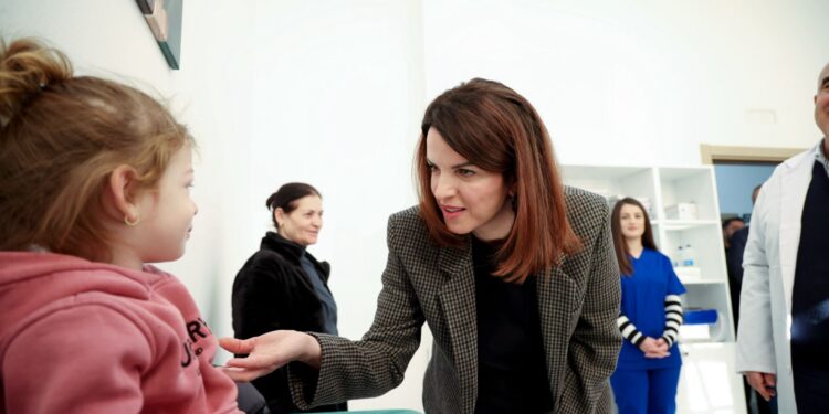 Ministrja Koçiu në Qendrën Shëndetësore Thumanë: Do e shndërrojmë edhe në qendër të specializuar për traumat sportive