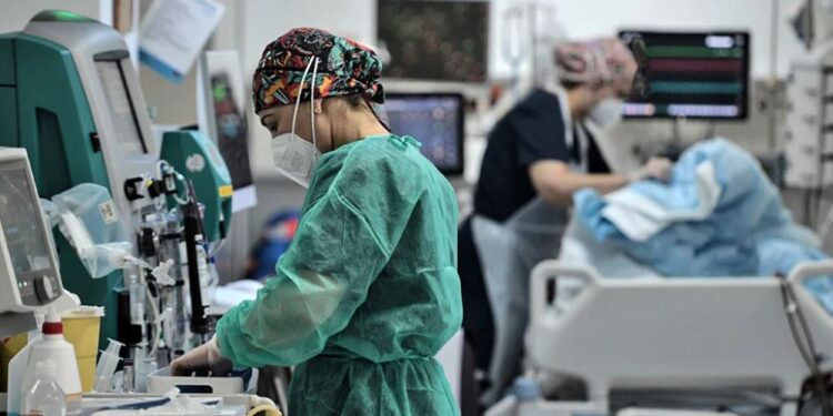 Covid-19 rikthehet “i ashpër” në Greqi, rreth 60 persona të vdekur dhe 70 në intubim