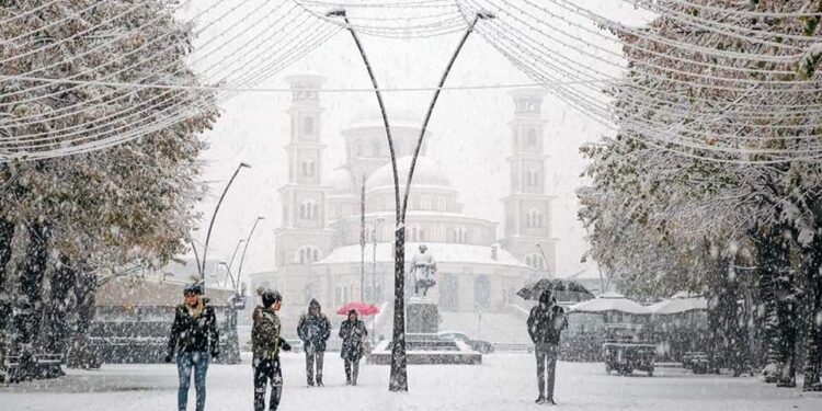 Reshje dëbore në qarkun e Korçës, në rrugën Shtyllë-Panarit trashësia arrin mbi 50 cm