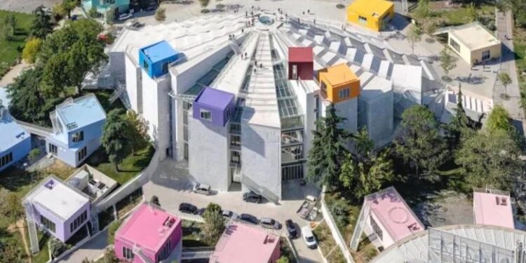 CNN rendit Piramidën e Tiranës ndër projektet e shkëlqyeshme arkitekturore të vitit