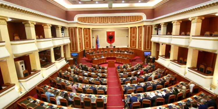 KQZ njofton Plarent Ndrecën për mandatin e deputetit! Juristi deputet në vend të Ahmetajt: I nderuar të pranoj