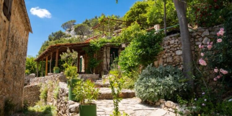 Fshati i harruar pa banorë/ New York Times: Njerëzit nga e gjithë bota shkojnë për të ngrënë mish qengji