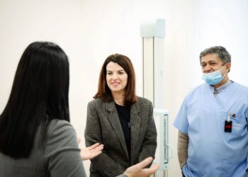 Ministrja Koçiu apel nga Spitali i Laçit: Vaksinoni në kohë fëmijët kundër fruthit