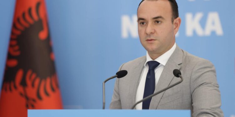 Mbështetësit u mblodhën poshtë shtëpisë së Berishës, Klevis Balliu: Asgjë nuk e ndal aksionin opozitar