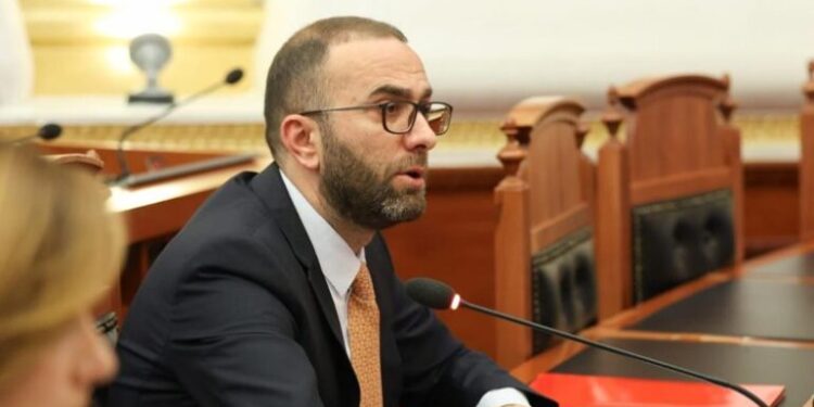 Komisioni i reformës zgjedhore, zbardhen diskutimet në grupin e PD. “Për bashkëkryetarin nuk duhet të lëshojmë pe”, çfarë propozon Bardhi për grupimin e Bashës