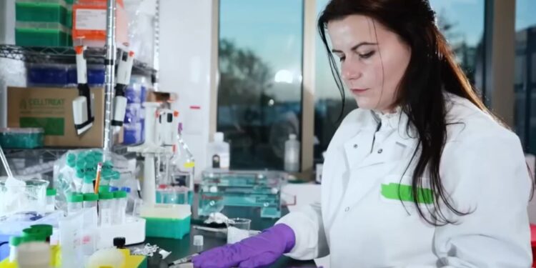 Ministrja Koçiu jehonë shkencëtares shqiptare në SHBA, Lisiena Hysenaj