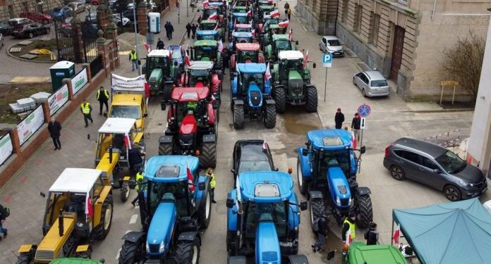 “Veprim i neveritshëm dhe i turpshëm”, Ukraina e zemëruar: Fermerët polakë protestues derdhën grurë nga kamionët në kufi