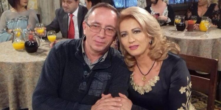 Ishte duke ecur në rrugë, përplaset nga makina burri i këngëtares së njohur shqiptare