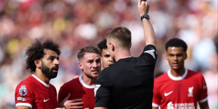 Rregull i ri gjatë ndeshjeve të futbollit, do të ketë karton të kuq të përkohshëm! Zbatohet fillimisht në Angli