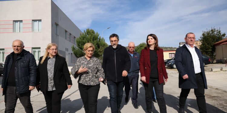 Ministrja Koçiu: Po punojmë për të ngritur një tjetër model ekselent binjakëzimi midis Spitalit Bashkiak Kuçovë me Spitalin Rajonal të Beratit.