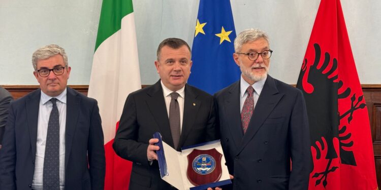 “Duhet të identifikojmë rrjetet kriminale ku janë të përfshirë shqiptarët”- Balla takim me prokurorin italian të Antimafias! Ja çfarë u diskutua