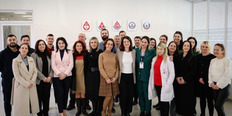 Koçiu dhe stafi i MSHMS-së dhurojnë gjak: Në pak minuta, shpëtoni jetë