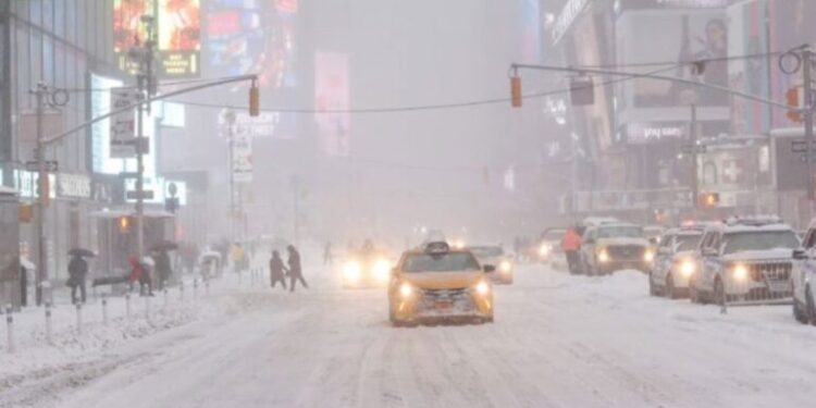 Moti i keq përfshin SHBA, valë e dendur dëbore pritet në New Jork, autoritetet në gatishmëri