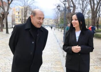 U shpall “Nderi i Kombit”, reagon Bujar Qamili pas 2 vitesh: Kam marrë vetëm duartrokitje