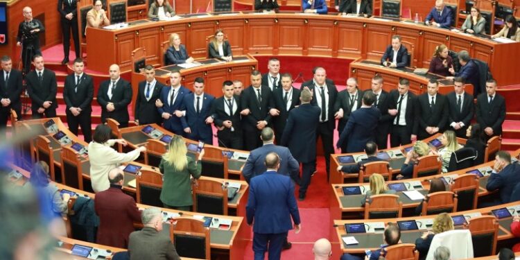 Negociatat për të ndalur kaosin në Kuvend, Nikolla ul sot në tryezë Bardhin e Çuçin