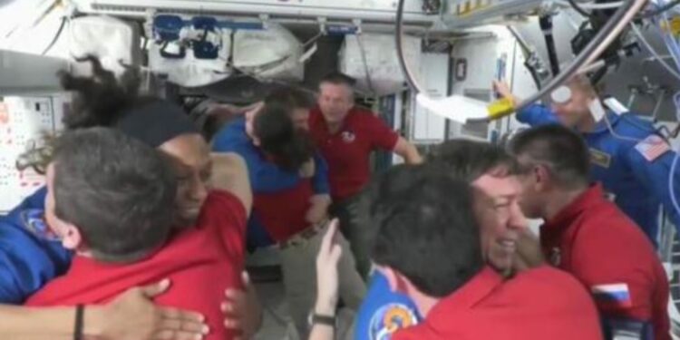 Ekuipazhi amerikano-rus mbërrin në stacionin hapësinor