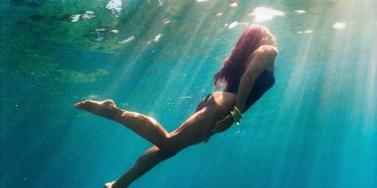 “Ndonjëherë duhet të zhytesh thellë për të gjetur veten”, Dua Lipa noton në thellësi të detit dhe poston foto në Instagram