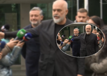 Nuk i pëlqeu pyetja, Rama prek në fytyrë dhe shtyn gazetaren