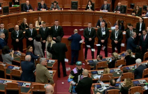 Seanca parlamentare/ Çfarë pritet të ndodhë! Ja skenari i opozitës së “Rithemelimit”