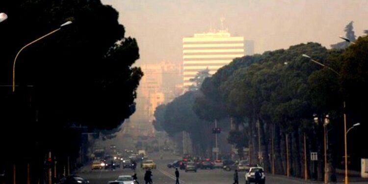 Shqipëria, e 7-ta më e ndotura në Europë, normat trefish mbi kufirin e OBSH-së