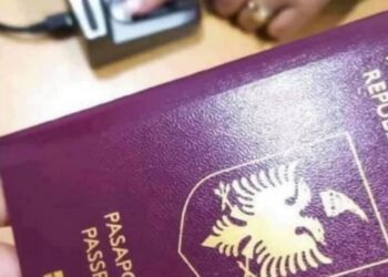 Shqipëria “shet” pasaporta për të huajt që ka interes