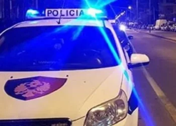 Tentoi t’i shpëtonte postbllokut dhe përplas policët me makinë, plagoset nga efektivi trafikanti në Tiranë