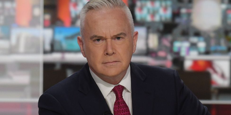 Jep dorëheqjen folësi më i paguar i lajmeve në BBC! Skandali me fotot e pahijshme i kushtoi karrierën 20-vjeçare