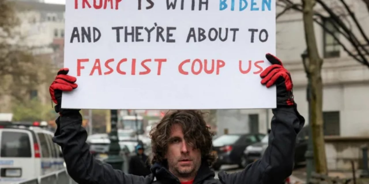 Tmerri jashtë gjyqit të Trump-it, ndërron jetë 37-vjeçari që i vuri flakën vetes