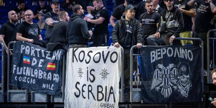 Tifozët serbë bëjnë skandal në Gjermani, nxjerrin parrulla për Kosovën, ndërhyn policia…