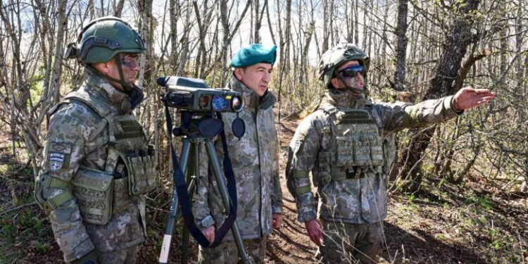 Komandanti i KFOR-it takon kontingjentin turk që patrullon përgjatë kufirit me Serbinë