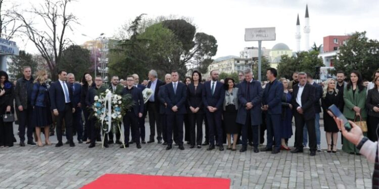 Berisha e Bardhi përkujtojnë masakrën e 2 Prillit, ish-kryeministri: Mesazh për të ecur drejt zgjedhjeve të lira dhe të ndershme me një qeveri teknike