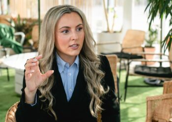 NGA ËNDRRA PËR MODERATORE TEK MAJAT E KOMPANISË SË NJOHUR TË TELEKOMIT.