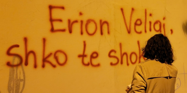 Tirana mbushet me mbishkrimet e “Lëvizja bashkë” për skandalin “5D”: Erion Veliaj, shko te shokët!