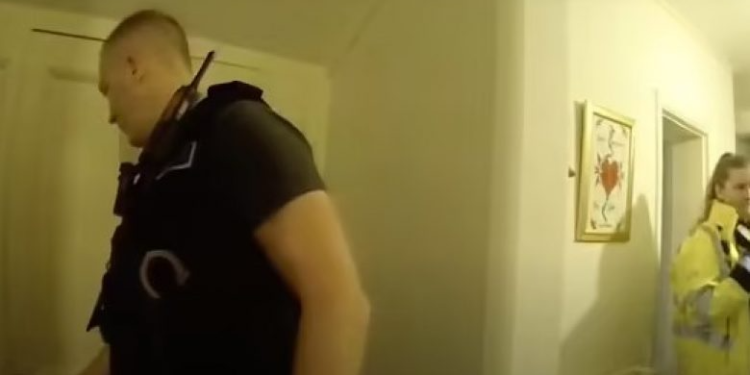 Momenti kur hajduti u gjet i fshehur në një dollap në Angli, para se të arrestohej nga policia