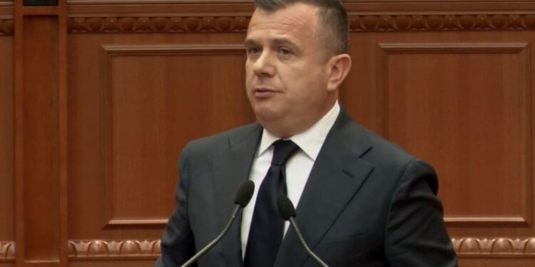 Balla jep lajmin: Nesër mbërrin në Rinas një i dënuar për 3 vrasje në 97-ën. Ishte fshehur në Korenë e Jugut