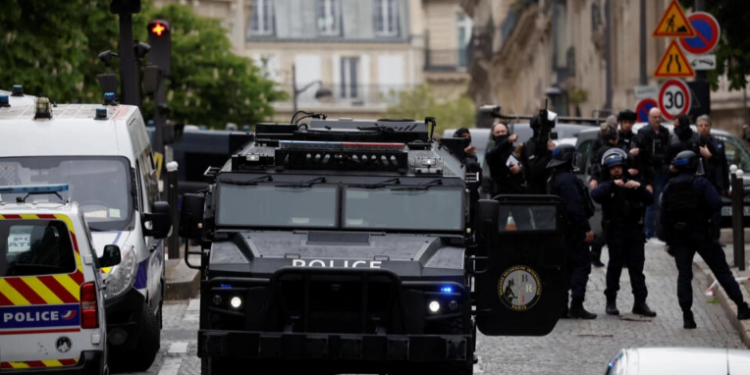 Burri me ‘jelek eksploziv’ kërcënon të hidhet në erë para ambasadës iraniane në Paris