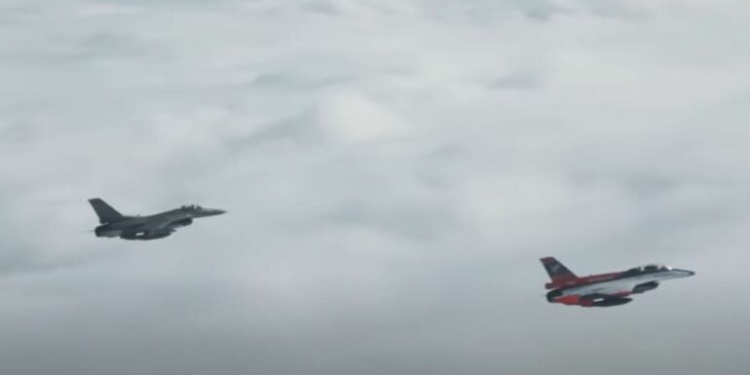 Kryhet për herë të parë “lufta” në qiell midis një piloti njerëzor dhe Inteligjencës Artificiale