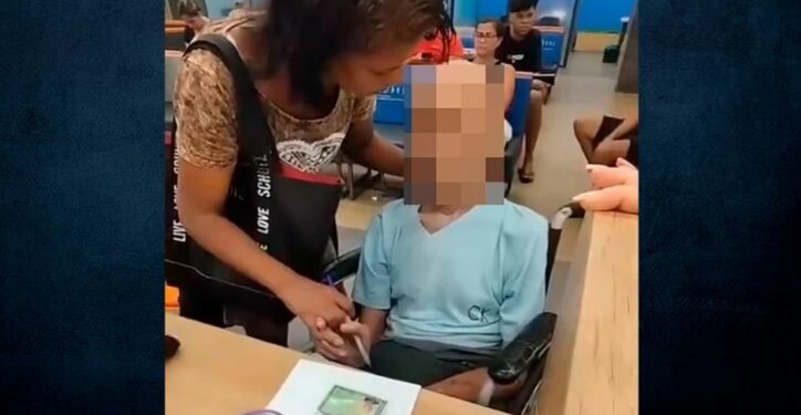 E pazakontë! Terrorizohen punonjësit, gruaja çon xhaxhain e vdekur në një bankë për të nënshkruar kredinë