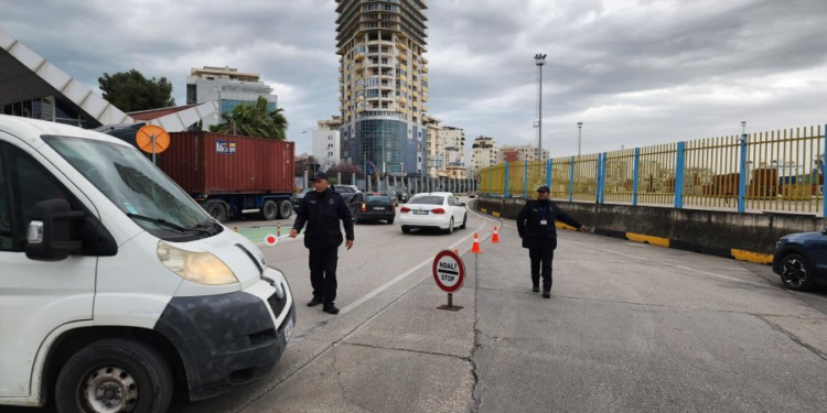 Kapen 7 pako me kokainë në Portin e Durrësit, furgoni në itinerarin Shqipëri-Itali-Angli