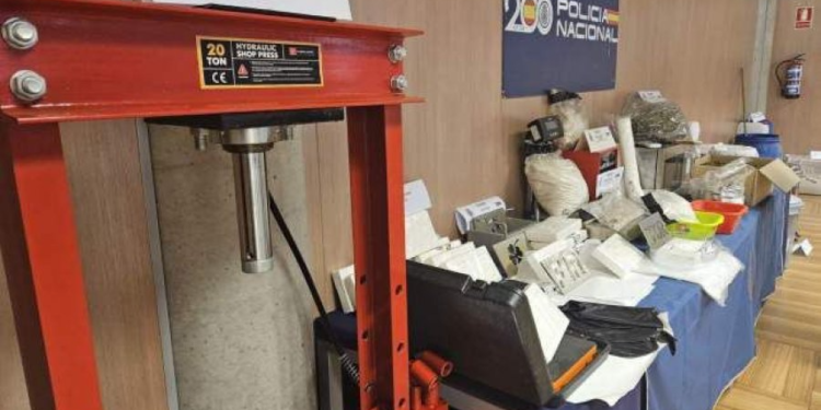 Aksioni i policisë spanjolle, zbulohet laboratori i drogës në Spanjë, sekuestrohet 1000 kilogramë kokainë. Në pranga 6 shqiptarë