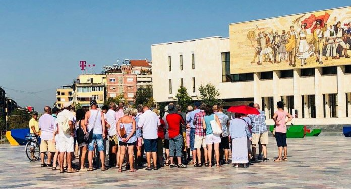 Turistë “të varfër”, mesatarja e shpenzimit rreth 410 euro/person për udhëtim