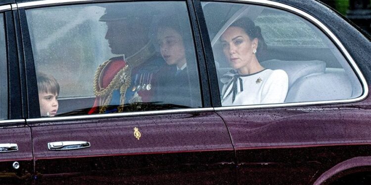 Princesha Kate rishfaqet në publik e veshur me të bardha