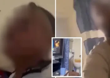 Tronditet Britania, gardiania e burgut s*ks në qeli me të dënuarin, dalin pamje